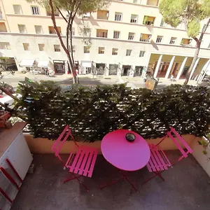 https://domus-de-angelis.it-romehotels.com