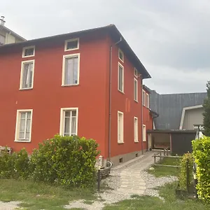Bed and breakfast Red House, Garlate